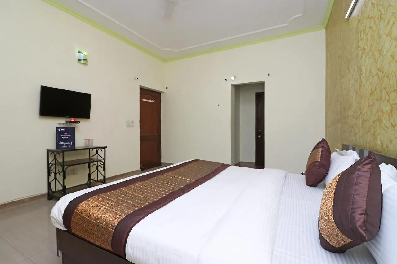 *** Hotel Oyo 10071 Go Rooms Sector 45 Gurgaon India